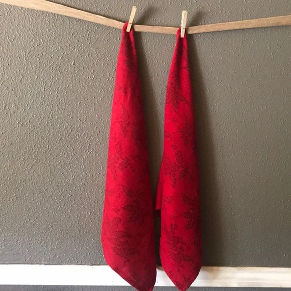 Crate & Barrel Holly Leaf Napkins - Picture 5 of 9